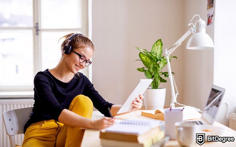 Coursera learning how to learn: a young woman studying.